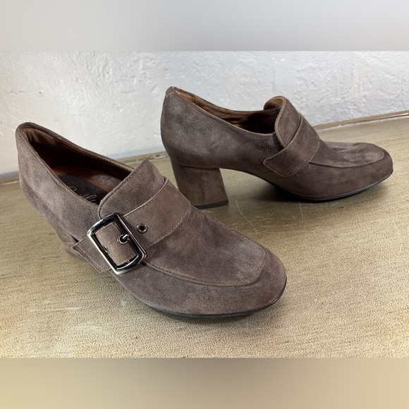 Earthies RHEA Gray Suede Buckle/Chunk Heel Pump - Picture 2 of 14